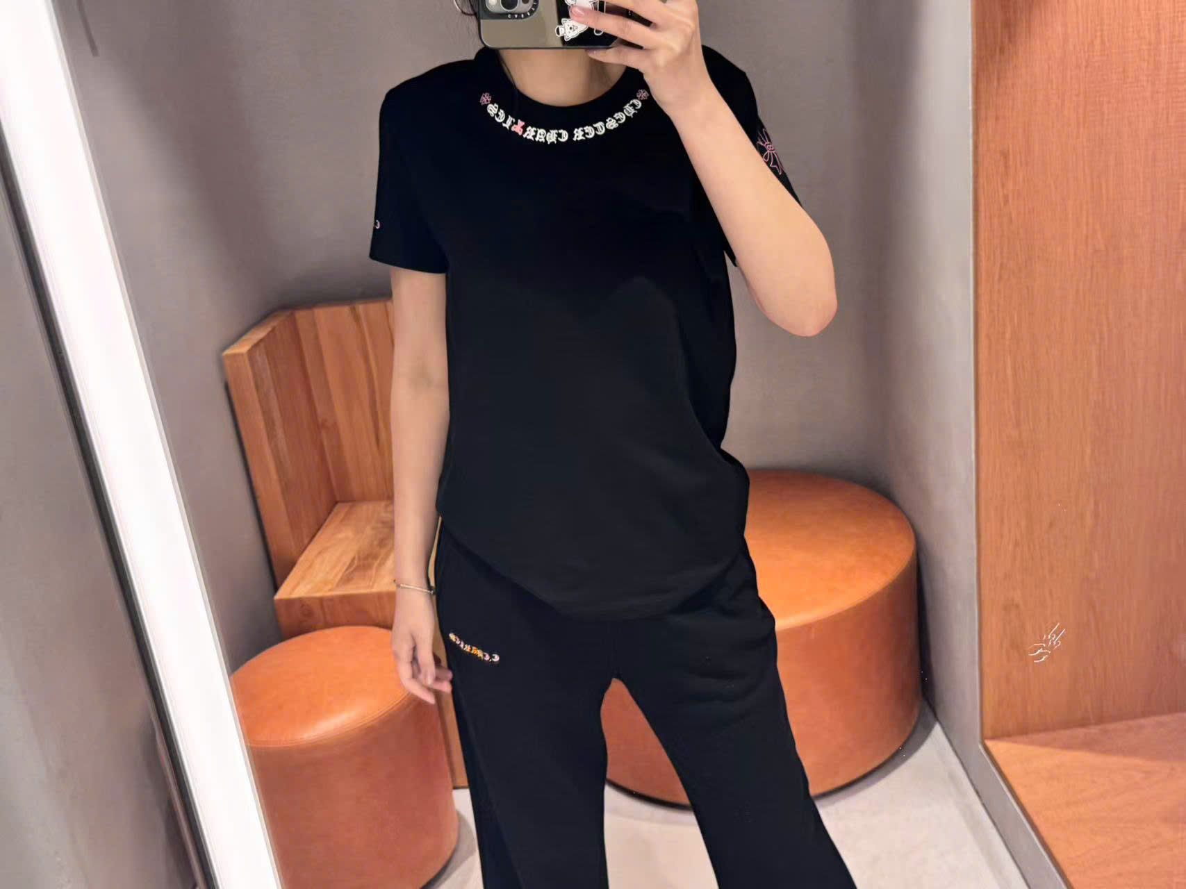 Áo phông đen chữ viền cổ cong CH
