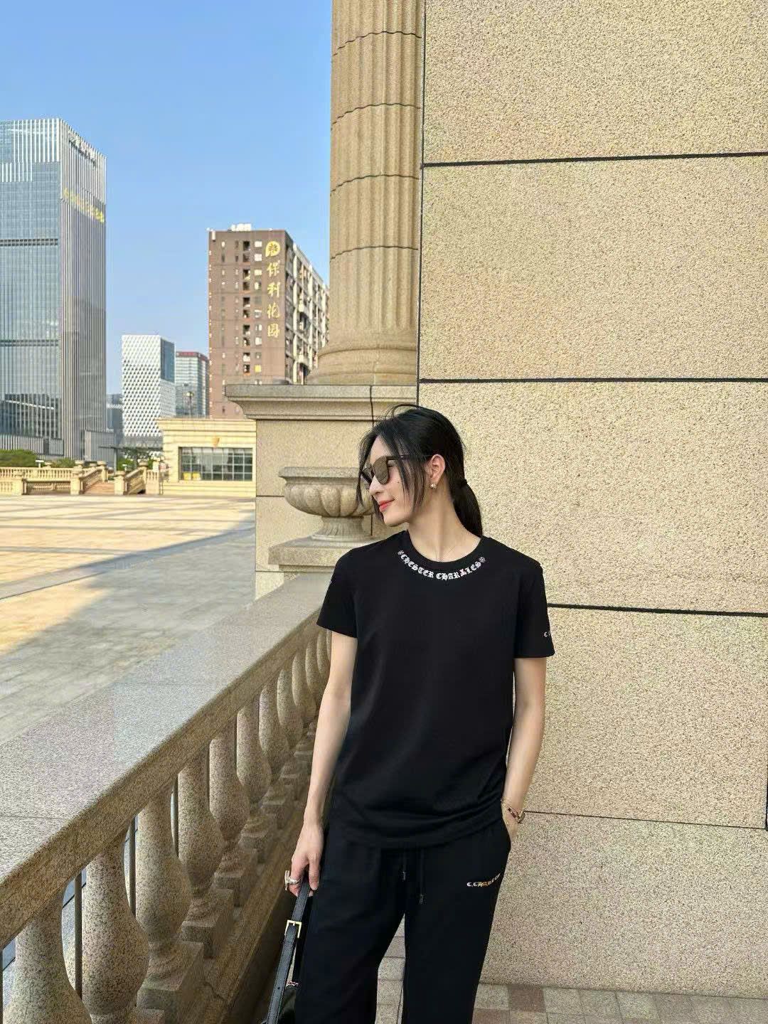Áo phông đen chữ viền cổ cong CH
