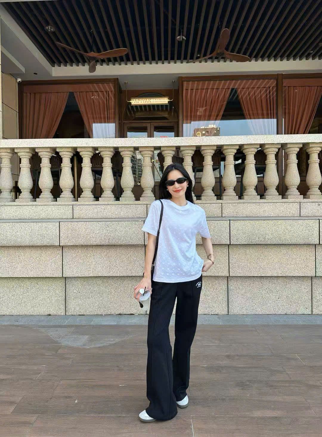 Áo phông trắng họa tiết CH