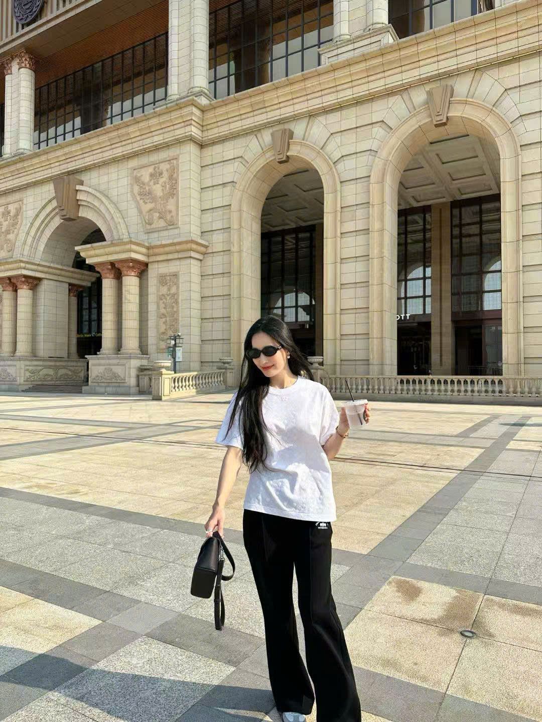 Áo phông trắng họa tiết CH