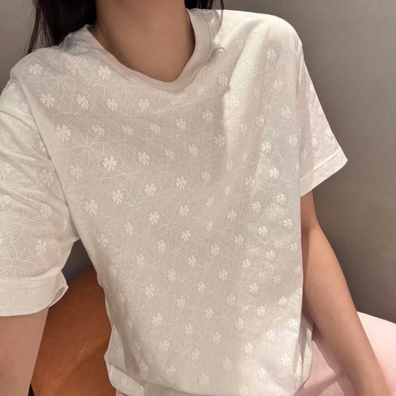 Áo phông trắng họa tiết CH