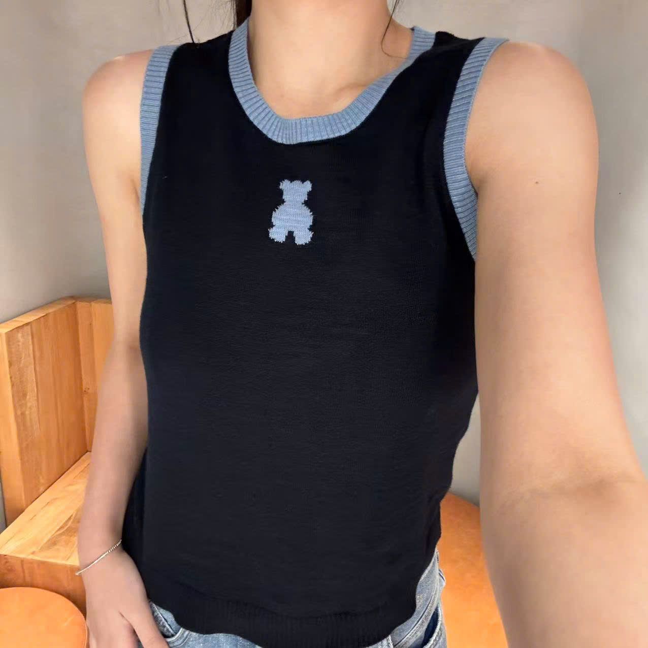 Áo tanktop đen viền xanh