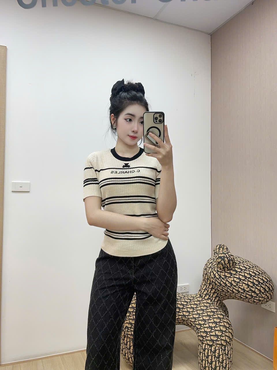 Áo ngắn tay kem sáng kẻ ngang, cổ viền đen