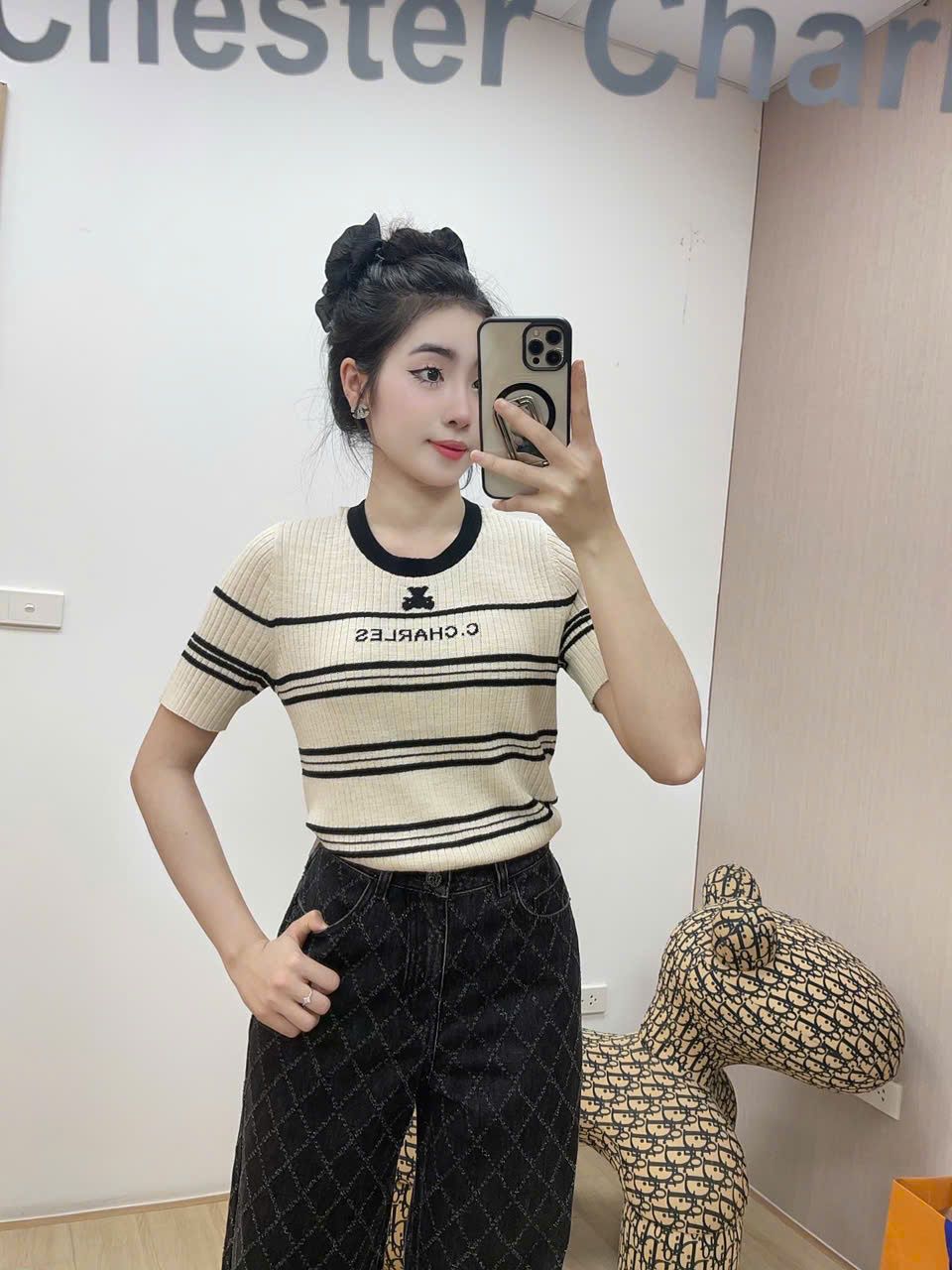 Áo ngắn tay kem sáng kẻ ngang, cổ viền đen