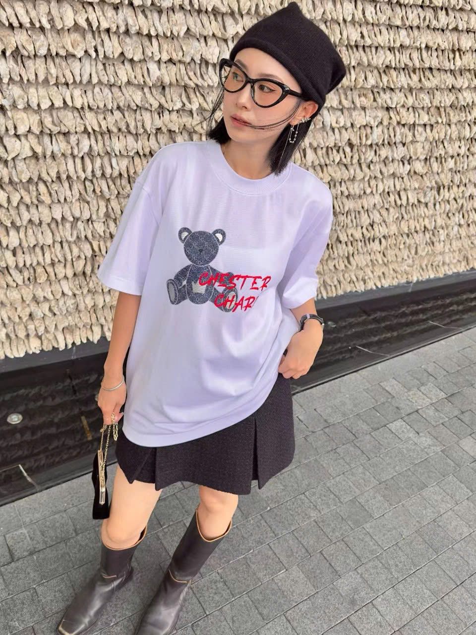 Áo phông trắng, gấu xanh jean chữ đỏ
