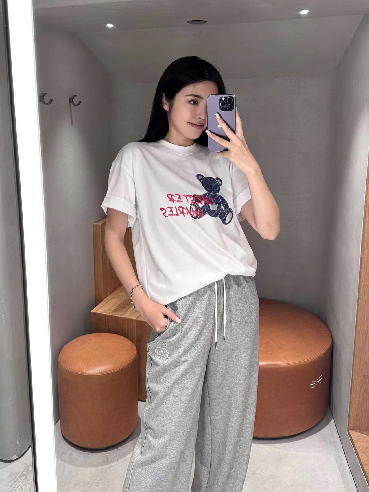 Áo phông trắng, gấu xanh jean chữ đỏ