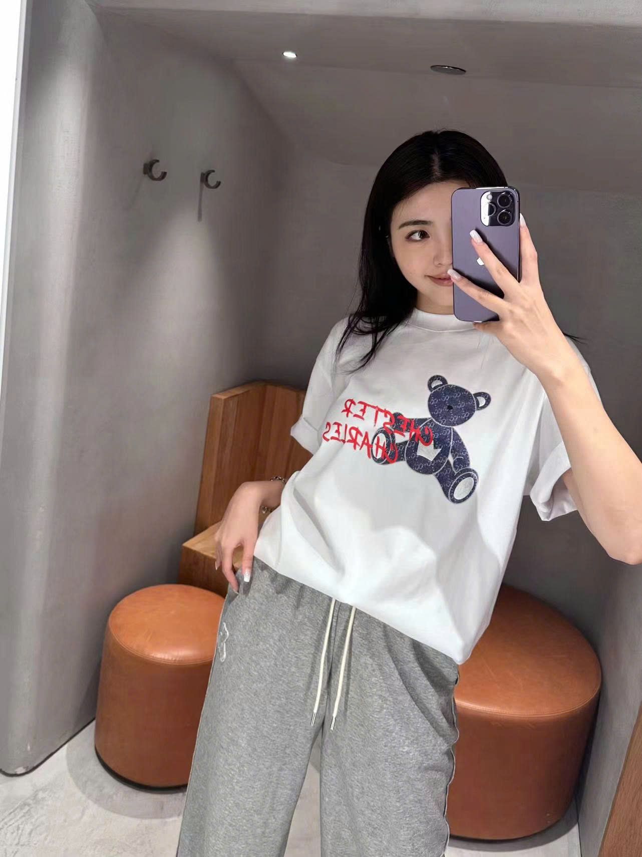 Áo phông trắng, gấu xanh jean chữ đỏ