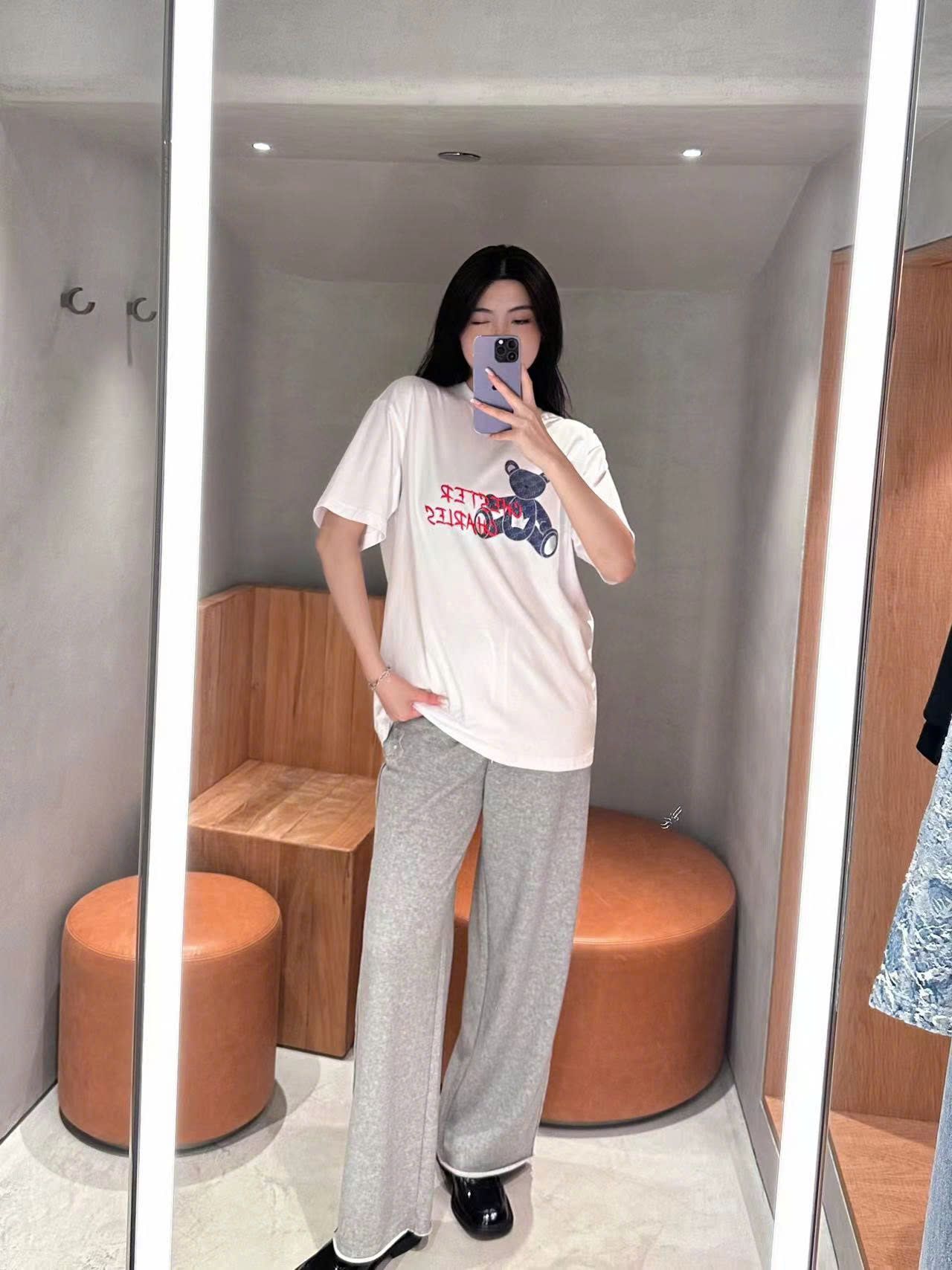 Áo phông trắng, gấu xanh jean chữ đỏ