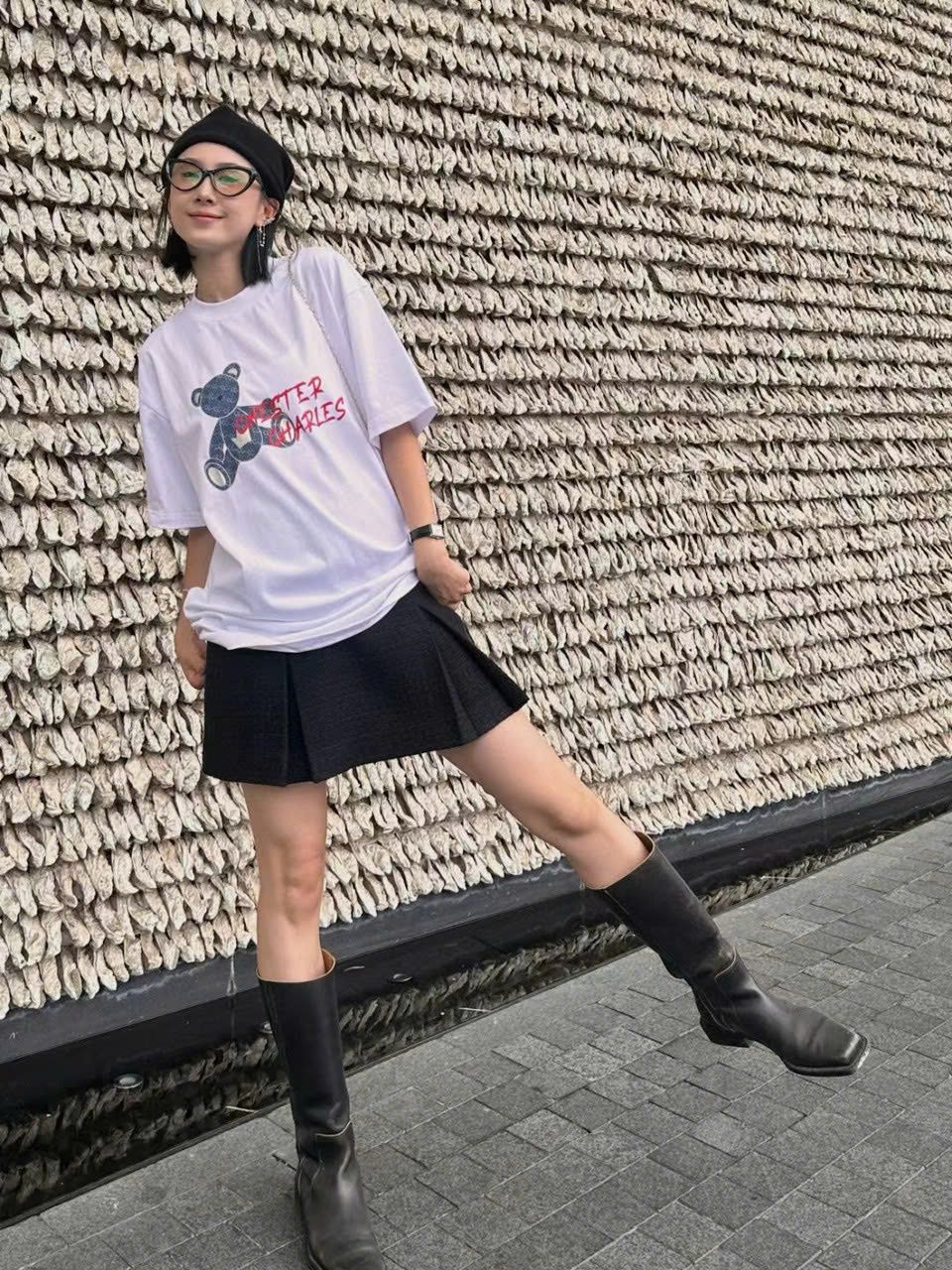 Áo phông trắng, gấu xanh jean chữ đỏ