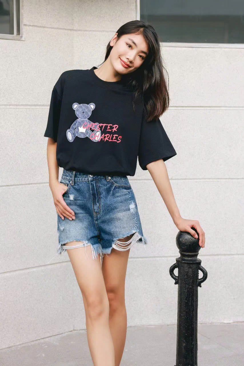 Áo phông đen, gấu xanh jean chữ đỏ