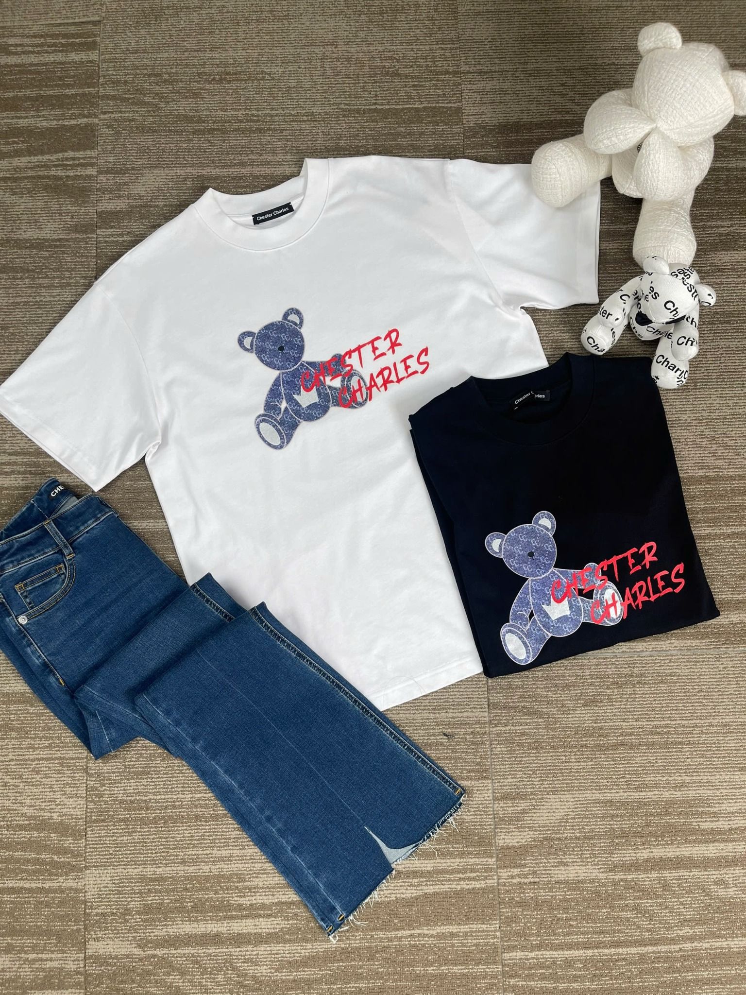 Áo phông trắng, gấu xanh jean chữ đỏ