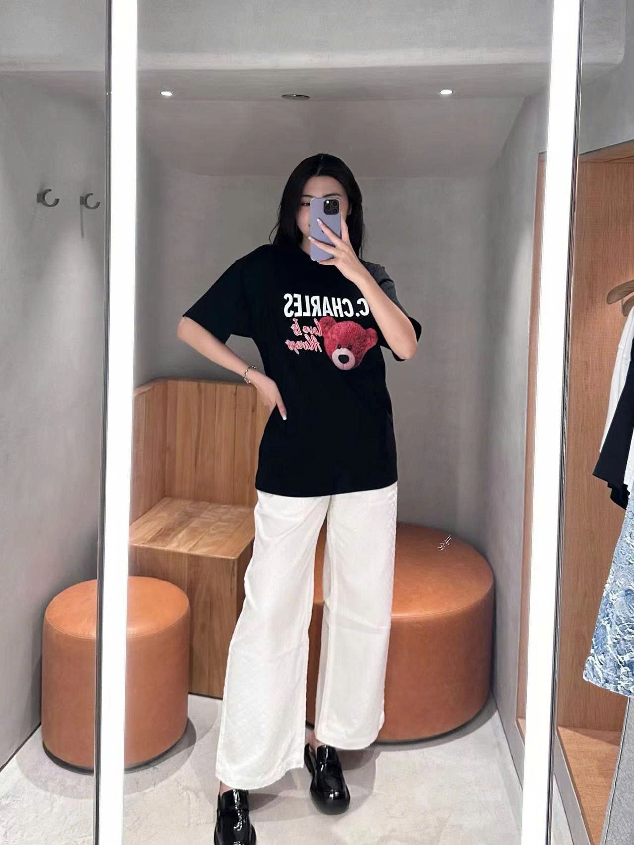 Áo phông đen đầu gấu đỏ