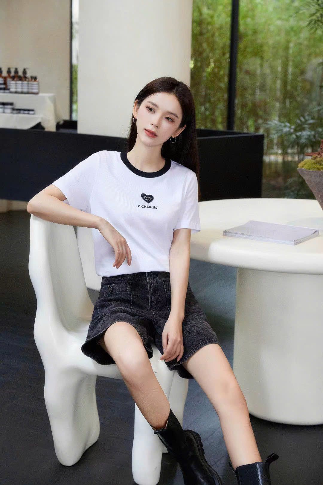 Áo phông trắng - tim ngực đen