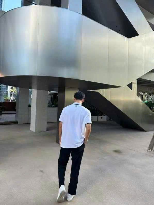 Áo polo trắng - cổ viền đen