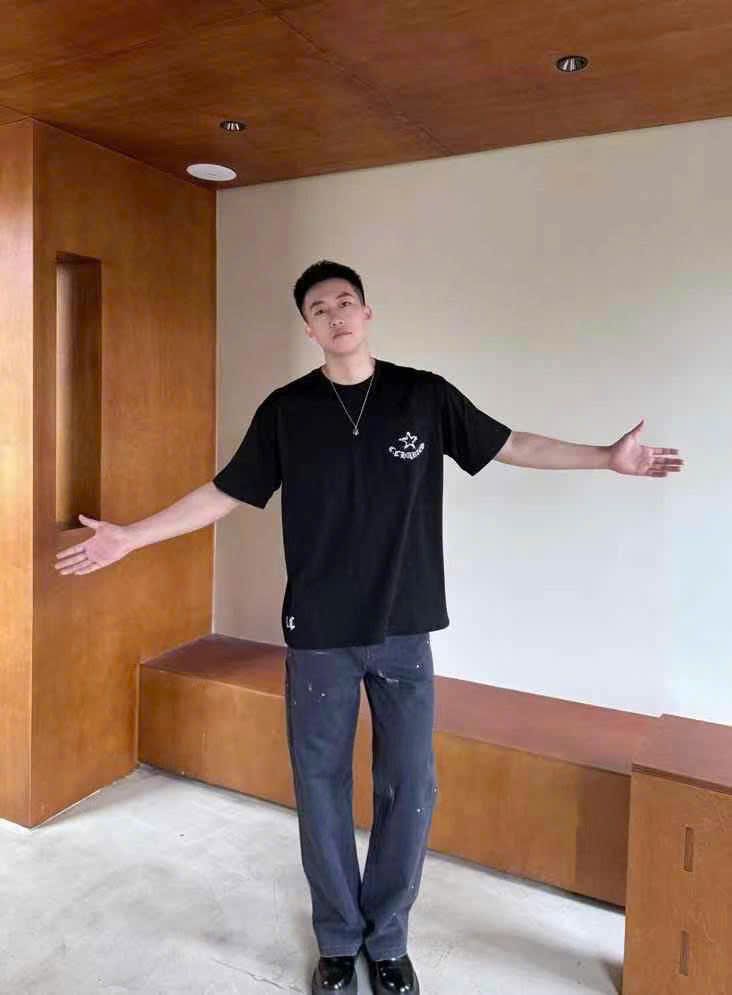 Áo phông đen- ngôi sao, logo trắng túi ngực