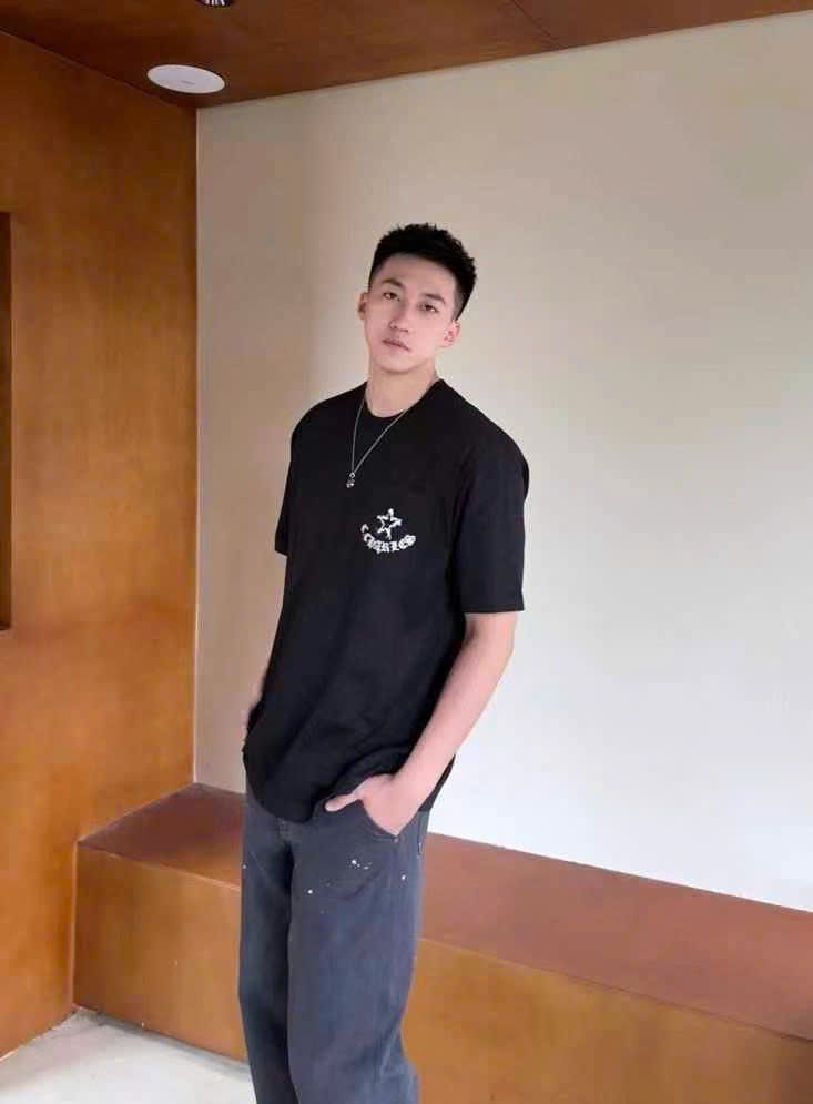 Áo phông đen- ngôi sao, logo trắng túi ngực
