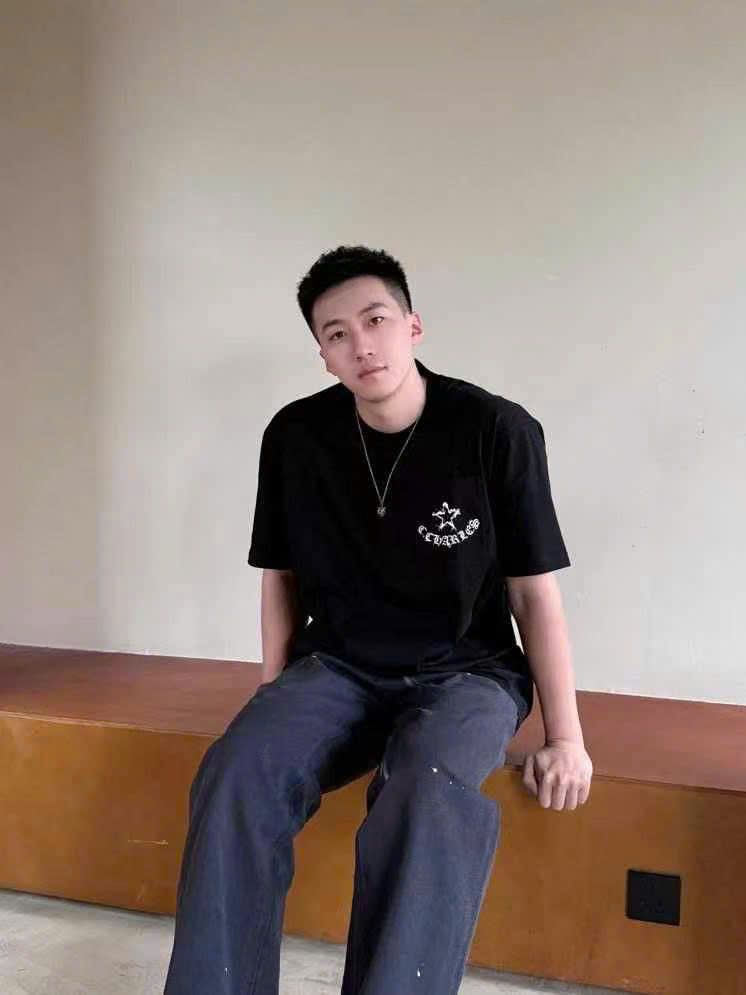 Áo phông đen- ngôi sao, logo trắng túi ngực