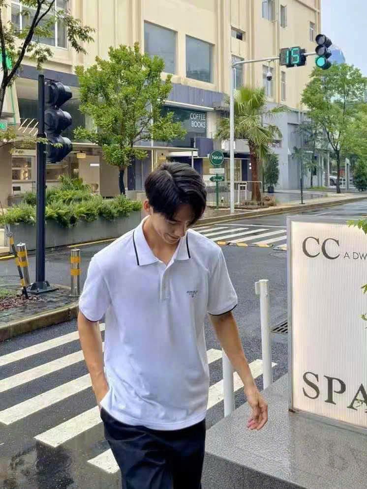 Áo polo trắng, viền đen, chữ Studio ngực trái