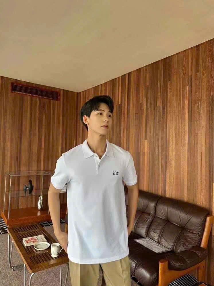 Áo polo trắng, viền đen, chữ logo đá