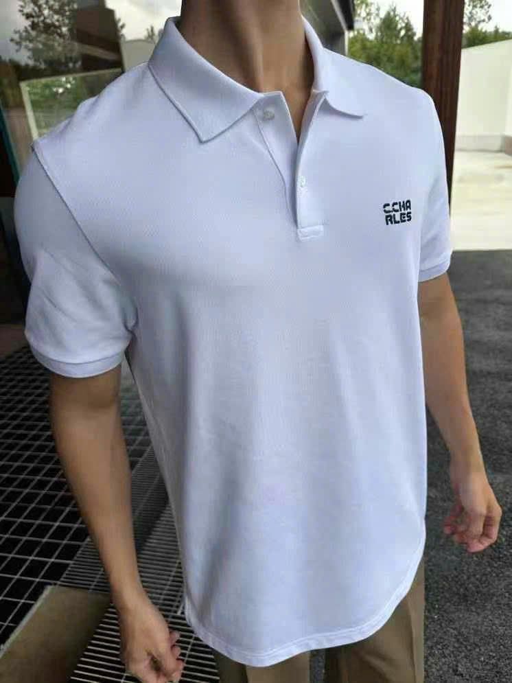 Áo polo trắng, viền đen, chữ logo đá