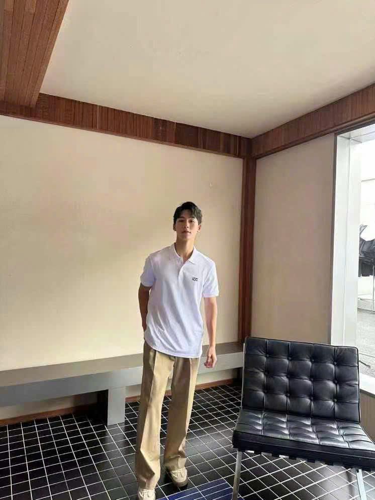 Áo polo trắng, viền đen, chữ logo đá
