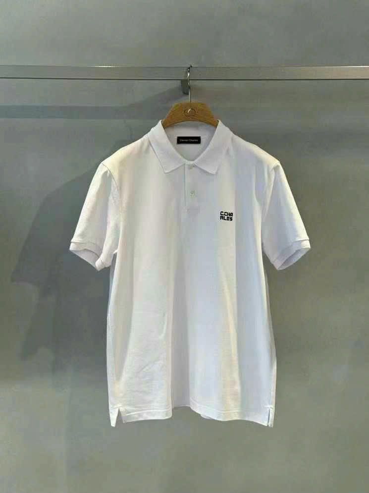 Áo polo trắng, viền đen, chữ logo đá