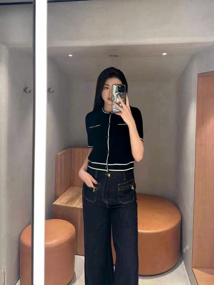 Áo CDG đen viền trắng - 2 túi trước