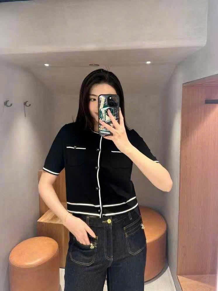 Áo CDG đen viền trắng - 2 túi trước