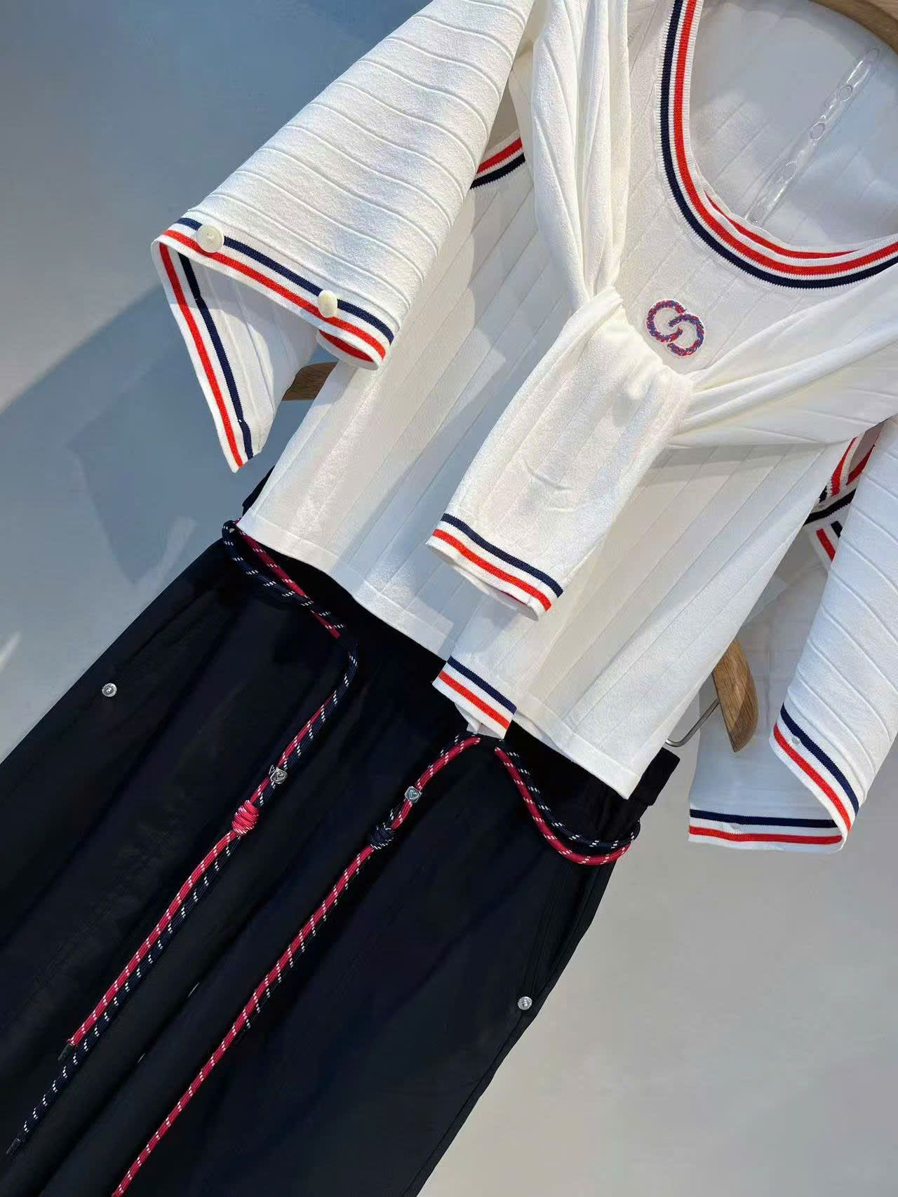 Áo tanktop trắng viền xanh đỏ -logo ngực