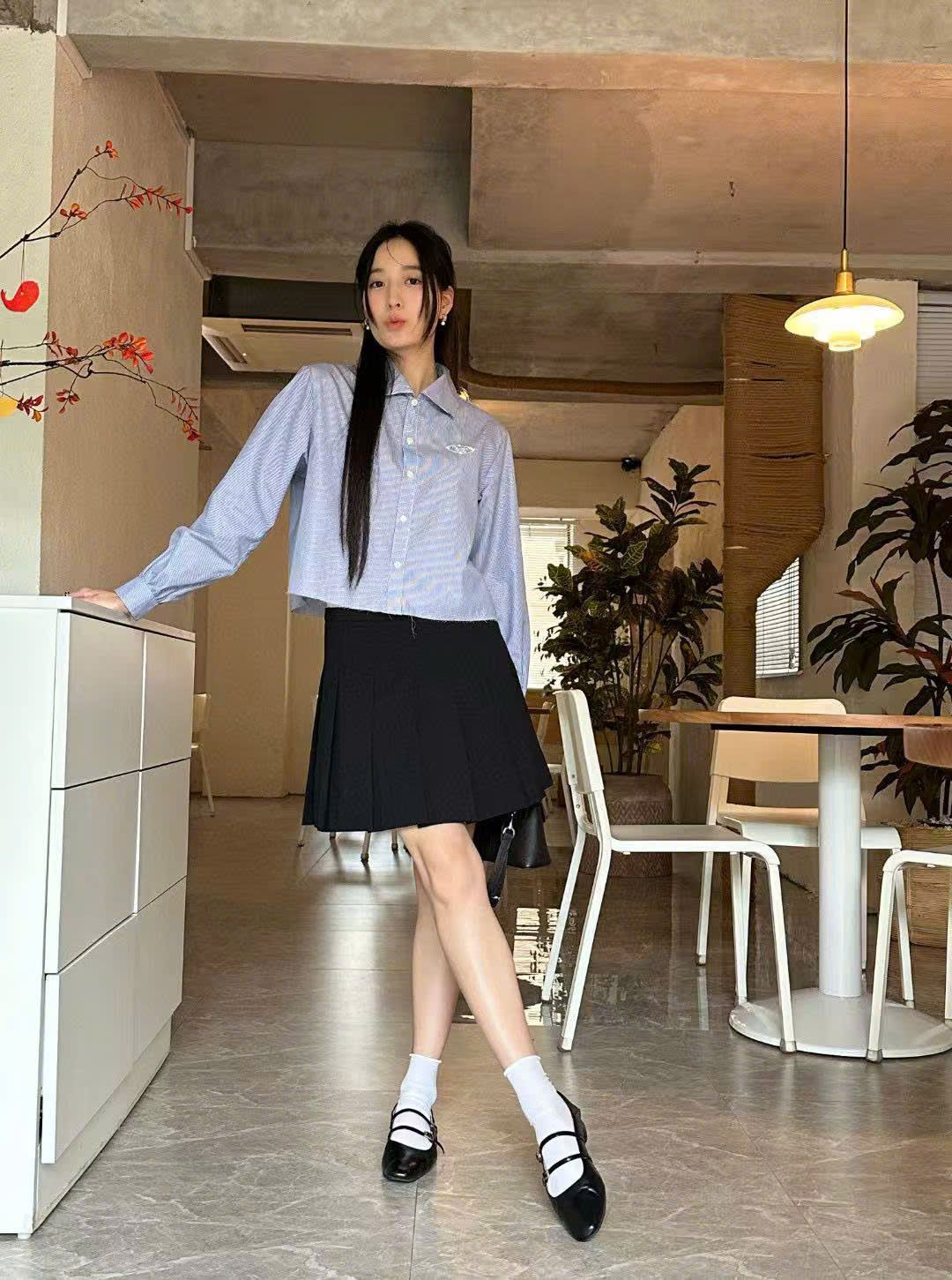 Áo sơ mi kẻ xanh - logo trắng ngực trái