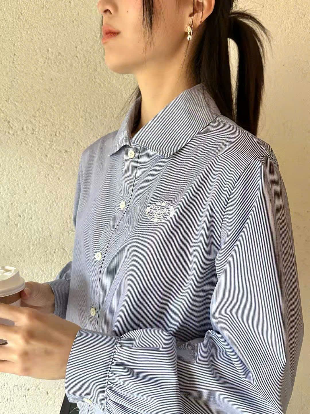 Áo sơ mi kẻ xanh - logo trắng ngực trái