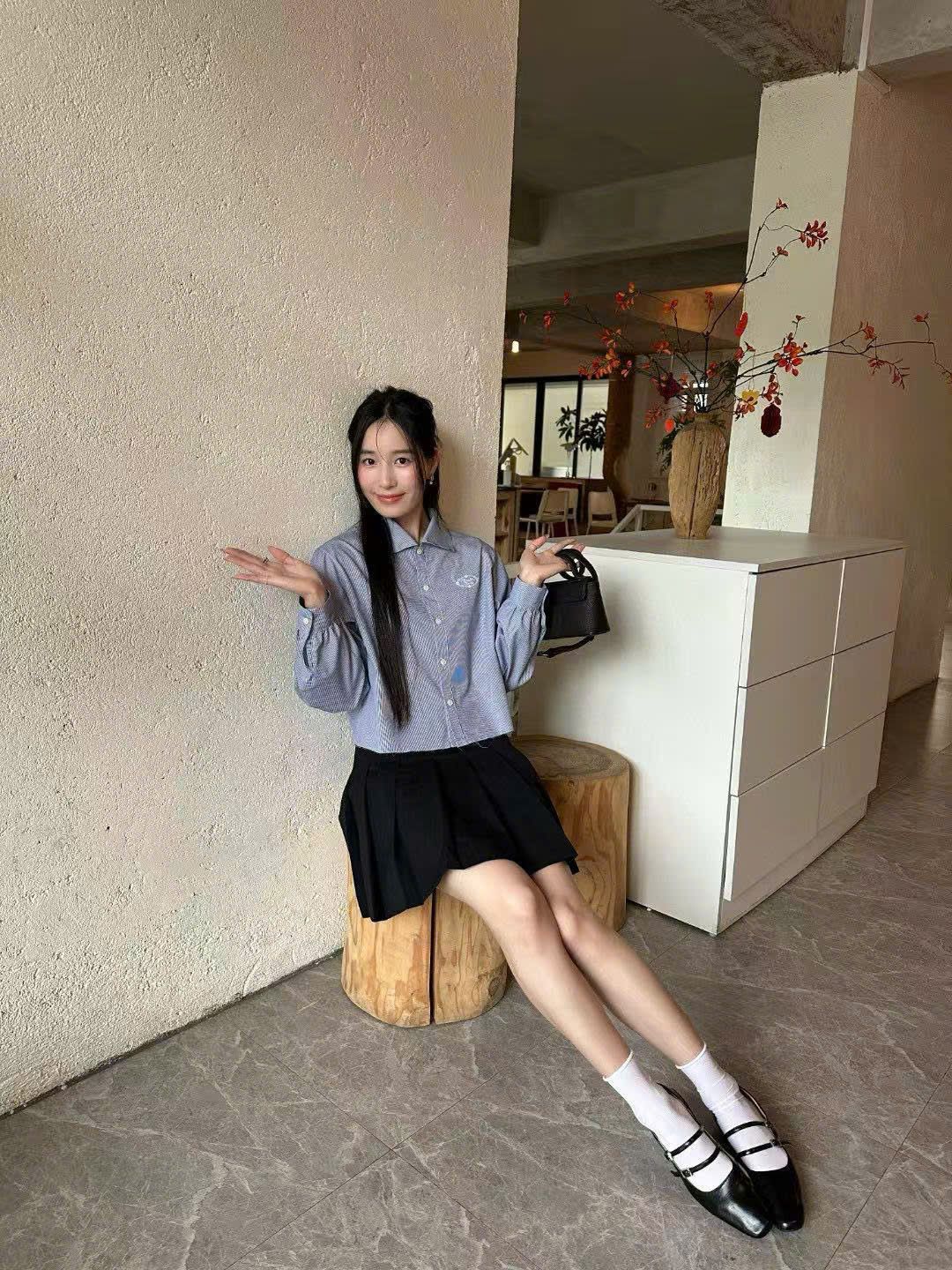 Áo sơ mi kẻ xanh - logo trắng ngực trái