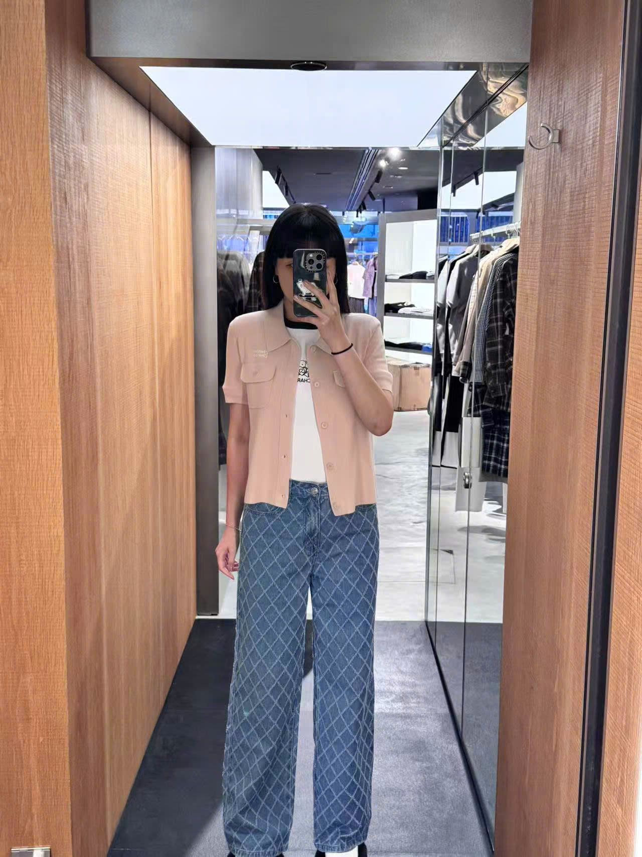 Áo hồng be, 2 túi ngực cài cúc
