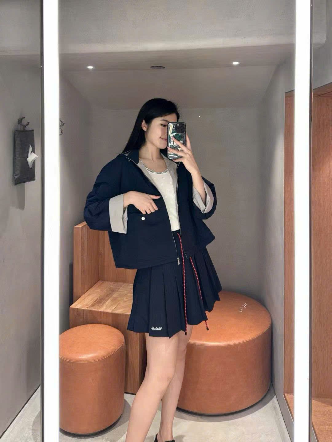 Bộ áo khoác gió và chân váy xếp ly xanh tím than set