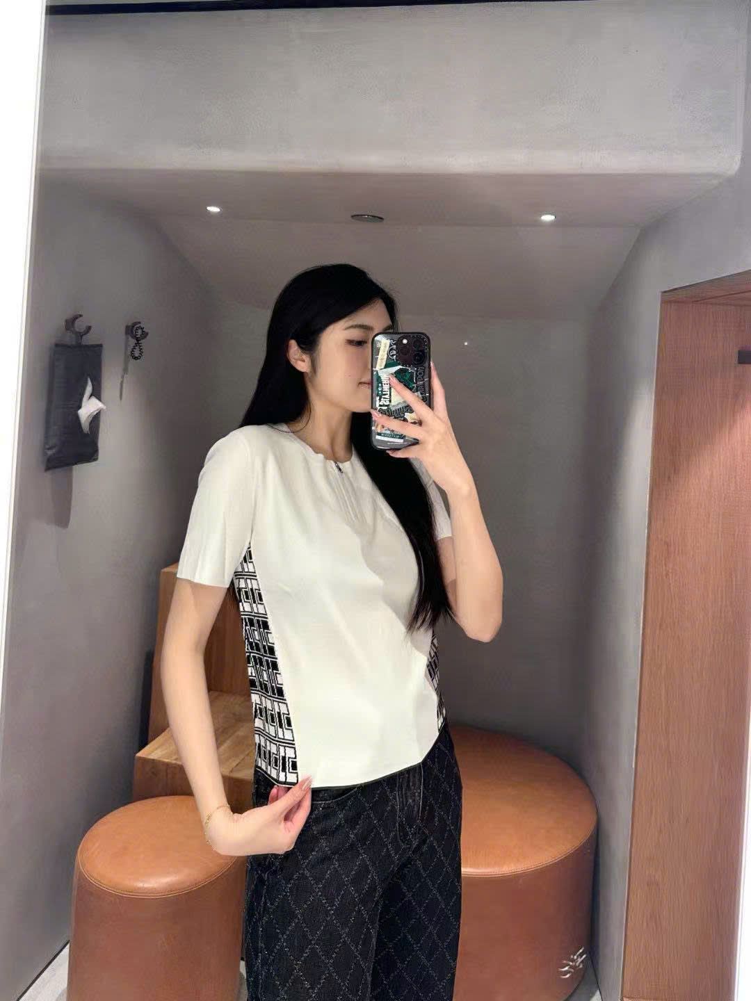 Áo thun trắng hoạ tiết vạt ngắn tay, cổ tròn khoá zip