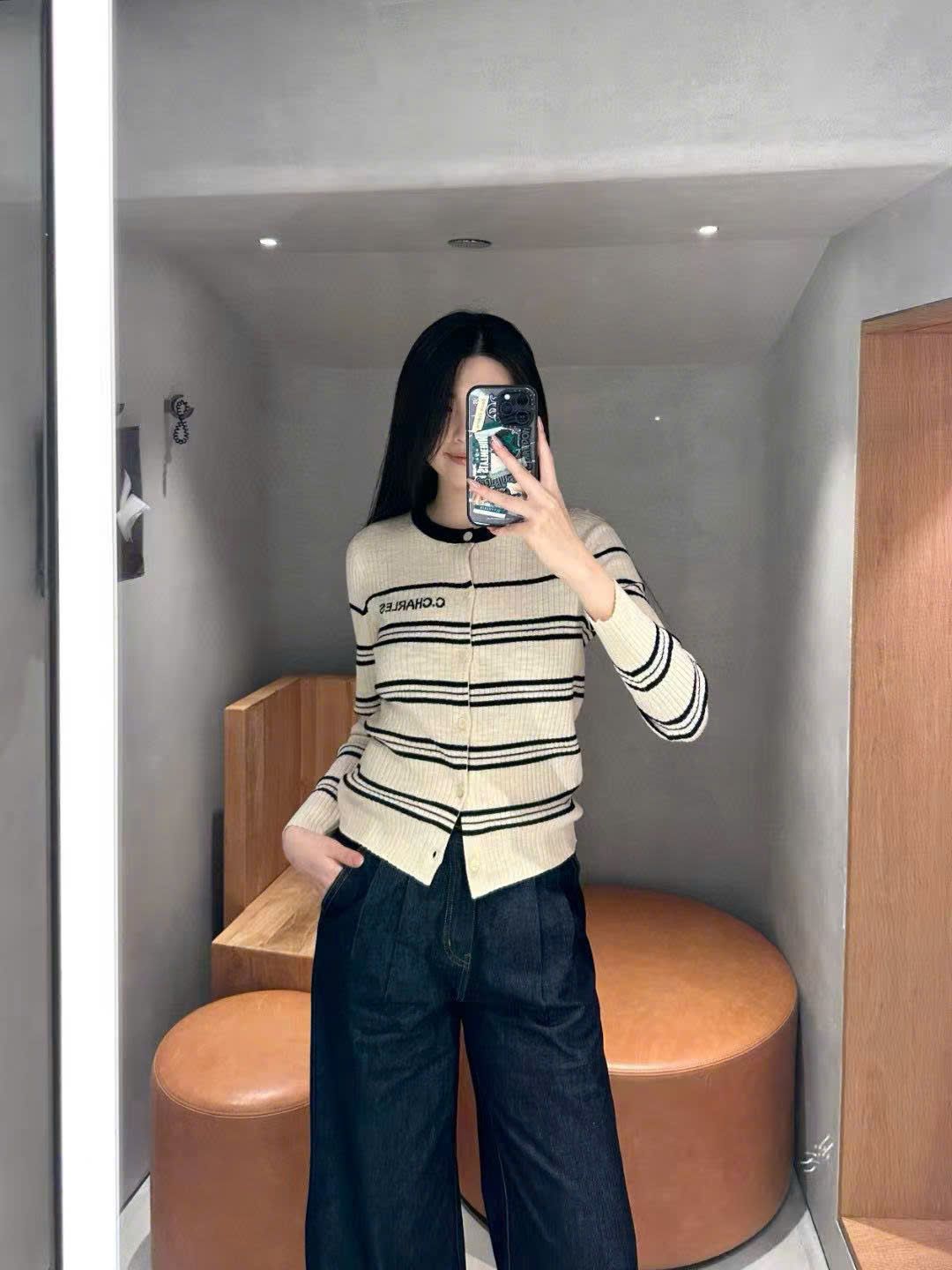 Áo CDG kem sáng kẻ ngang, cổ tròn viền đen