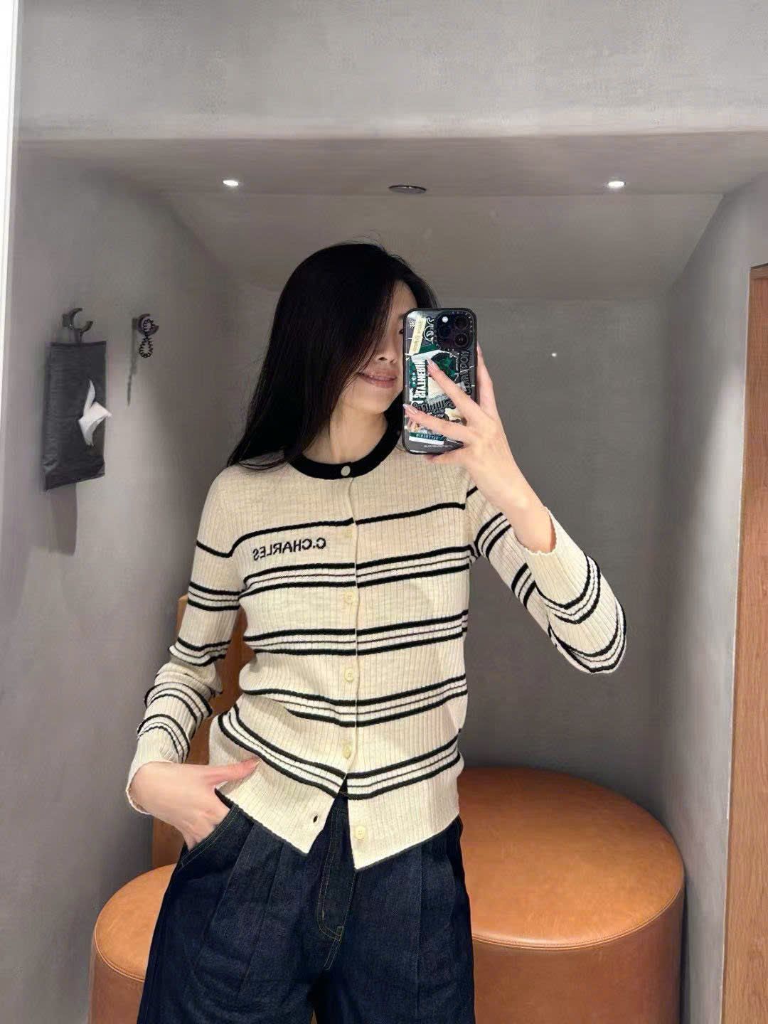 Áo CDG kem sáng kẻ ngang, cổ tròn viền đen