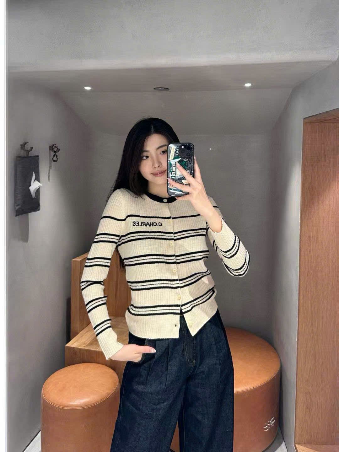 Áo CDG kem sáng kẻ ngang, cổ tròn viền đen