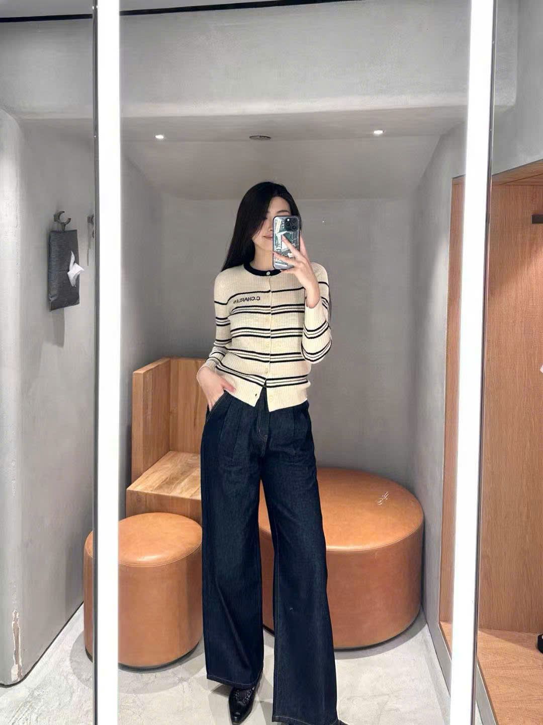 Áo CDG kem sáng kẻ ngang, cổ tròn viền đen