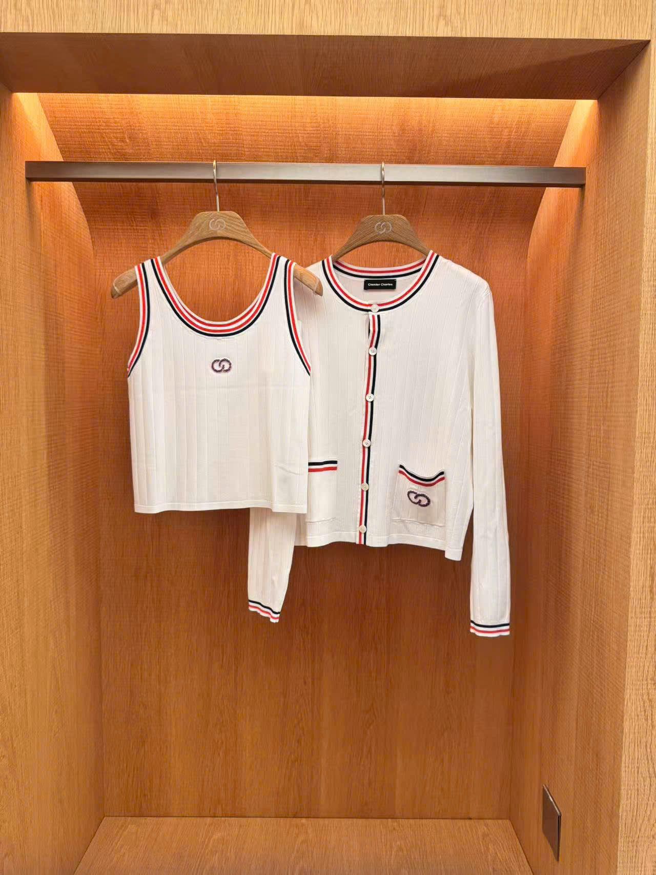 CDG viền kẻ xanh đỏ - logo đá