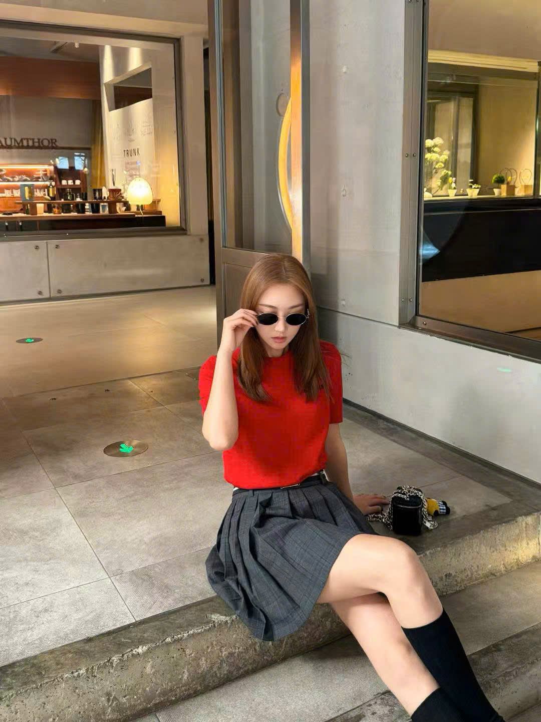 Áo len đỏ, cổ tròn, ngắn tay cashmere - logo ngực