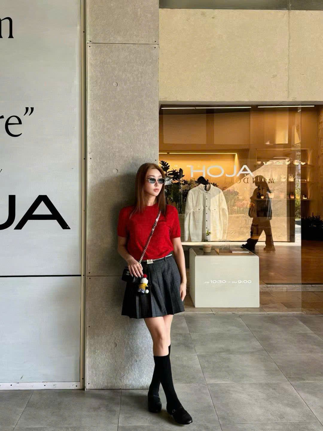 Áo len đỏ, cổ tròn, ngắn tay cashmere - logo ngực