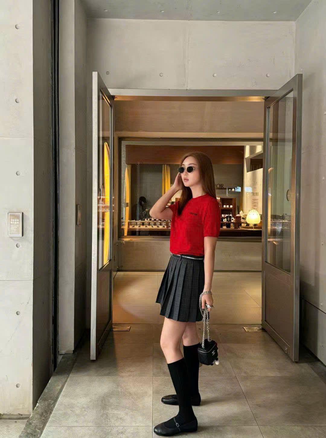 Áo len đỏ, cổ tròn, ngắn tay cashmere - logo ngực