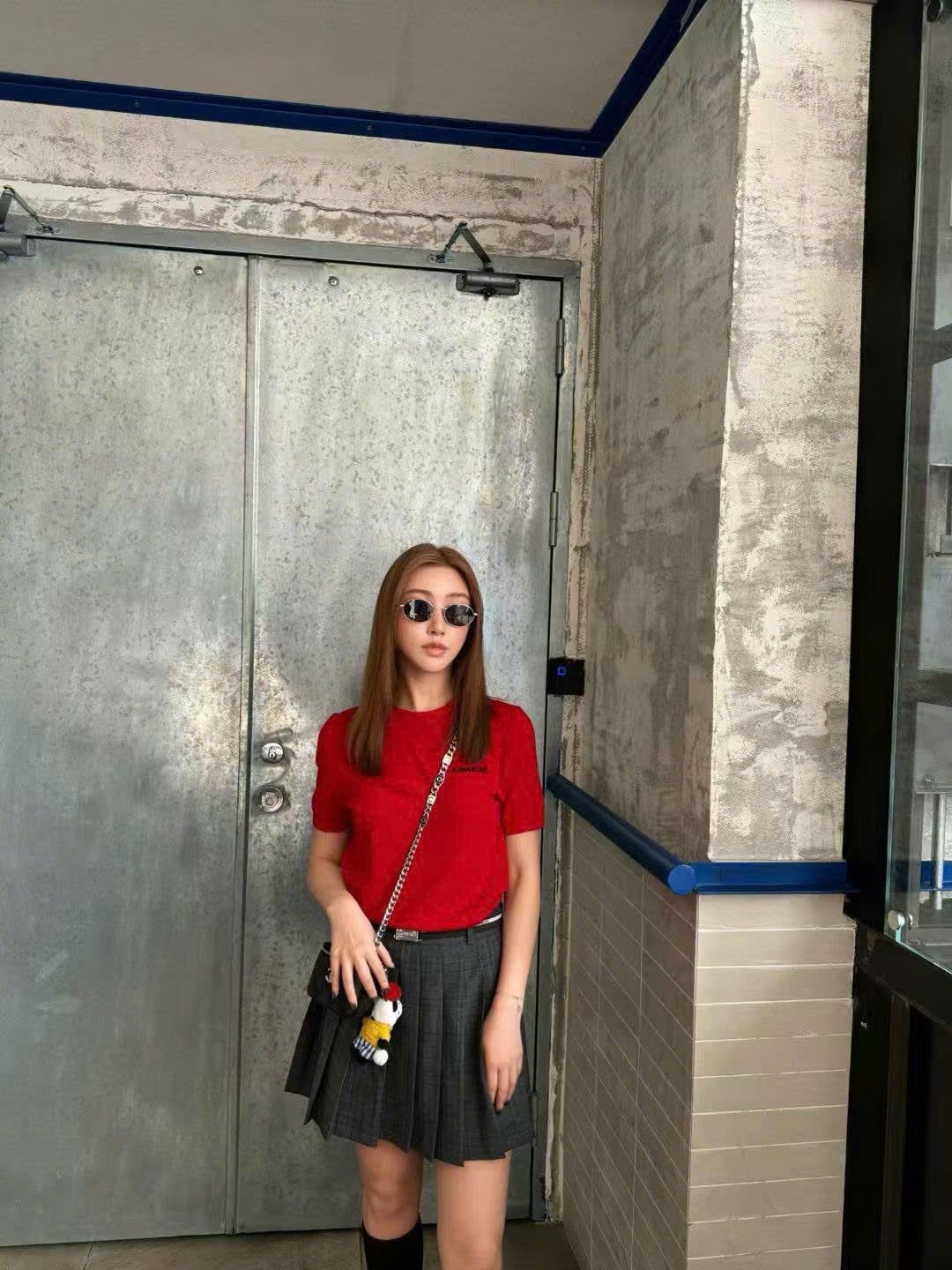 Áo len đỏ, cổ tròn, ngắn tay cashmere - logo ngực