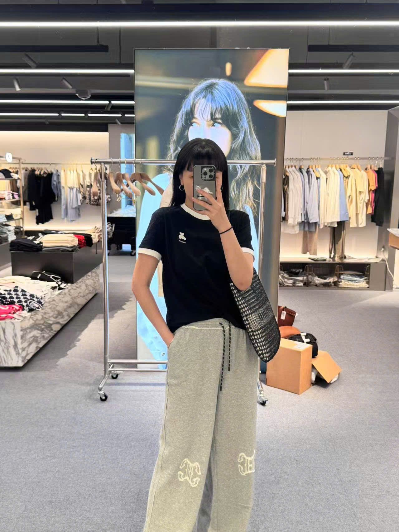Áo phông đen gấu trắng nhỏ
