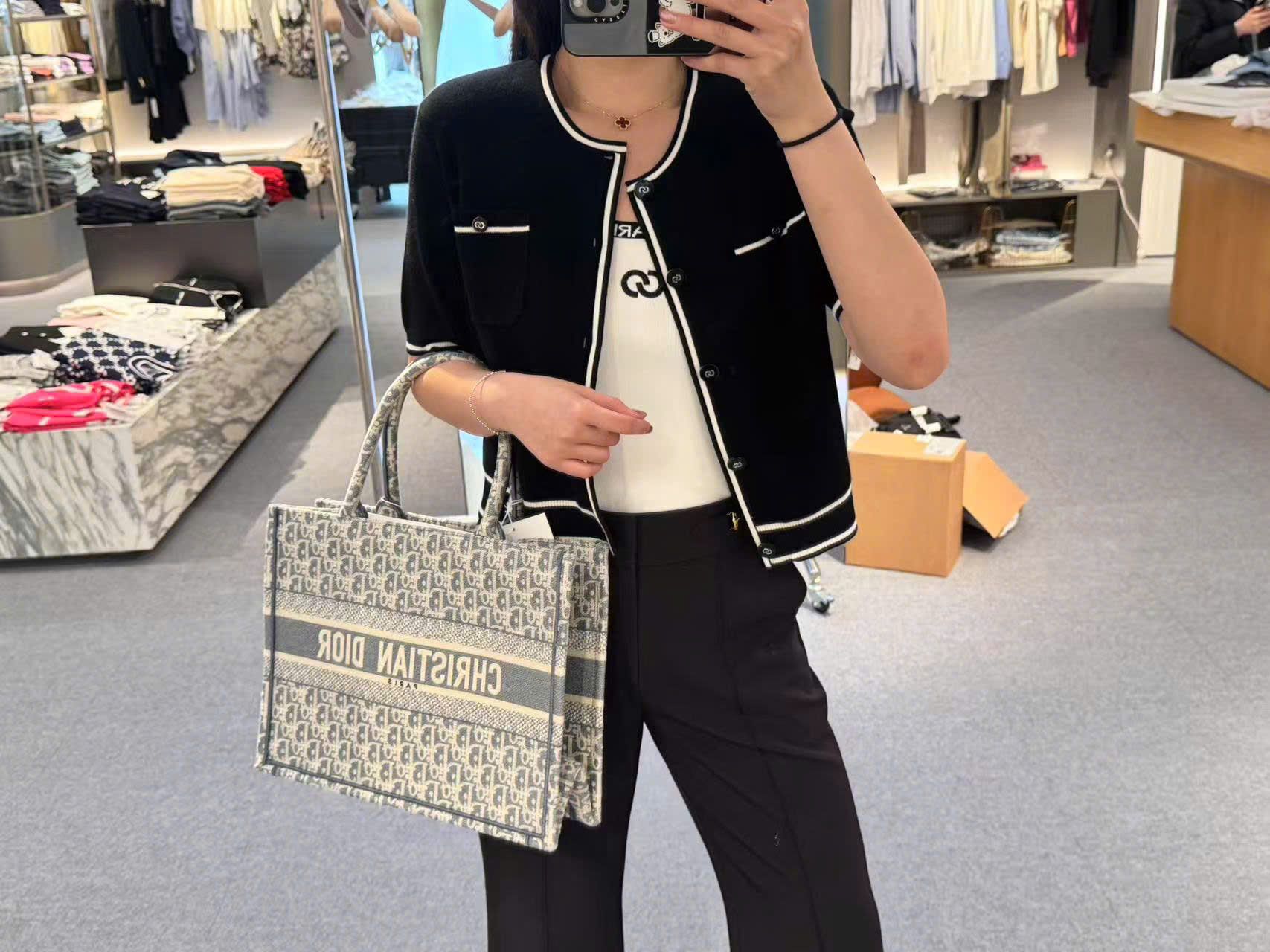 Áo CDG đen viền trắng - 2 túi trước
