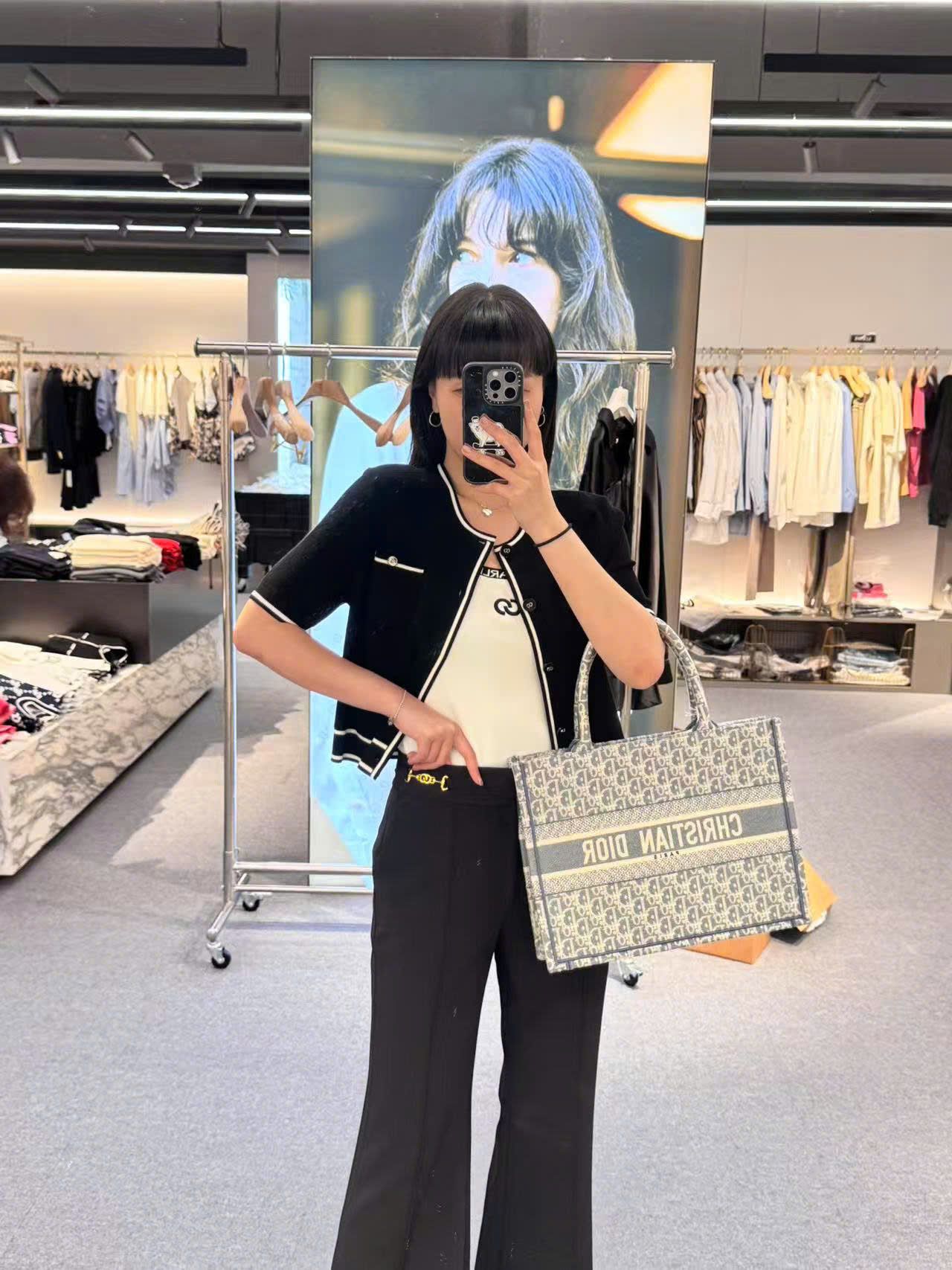 Áo CDG đen viền trắng - 2 túi trước