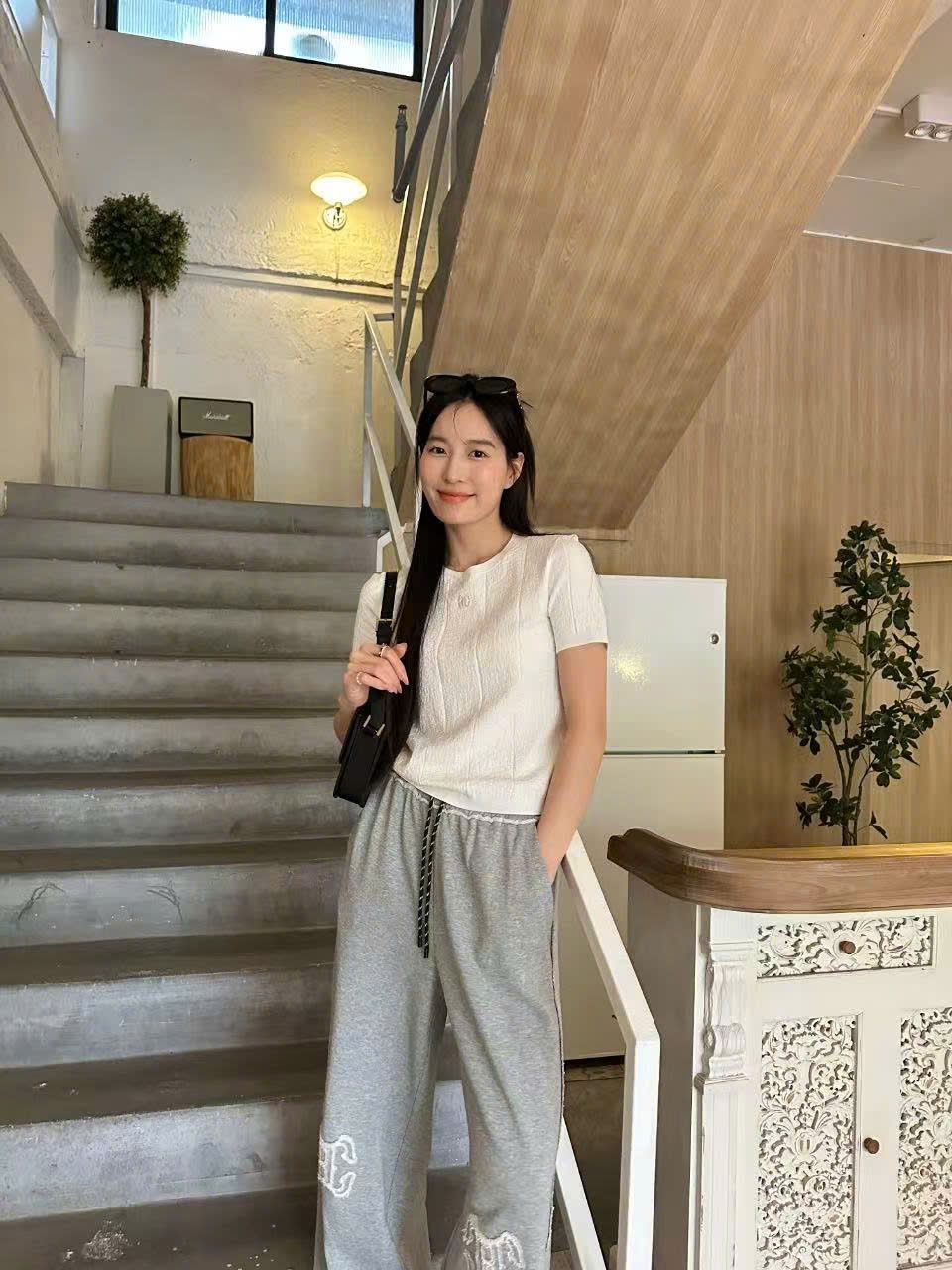 Quần nỉ dài logo to màu ghi xám