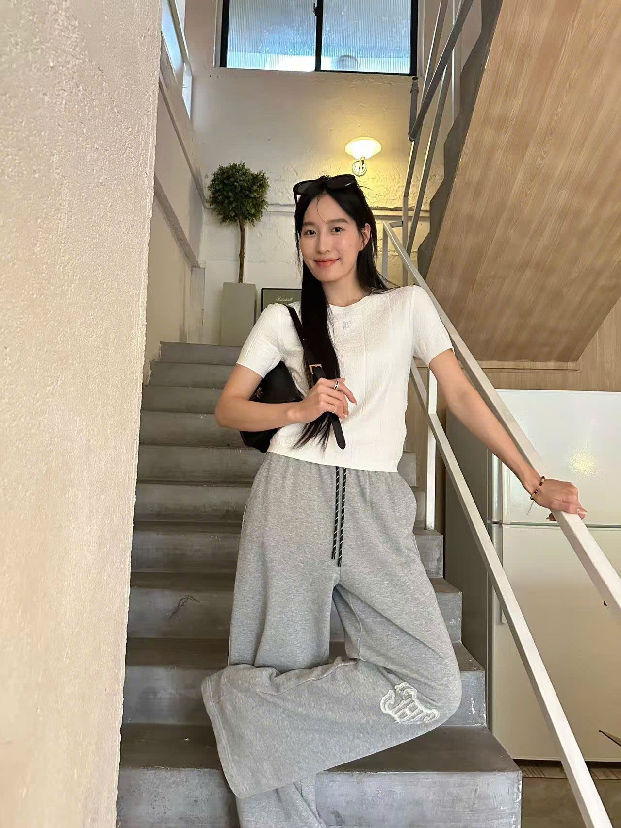 Quần nỉ dài logo to màu ghi xám