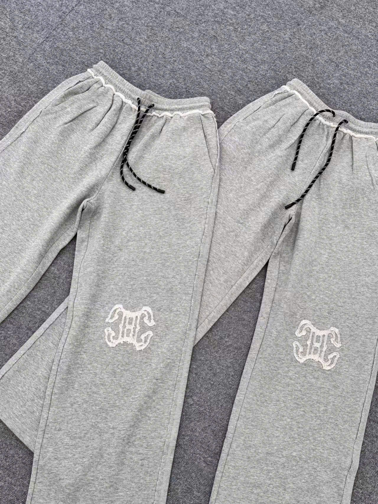 Quần nỉ dài logo to màu ghi xám